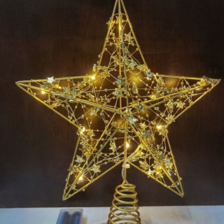 Guld topstjerne med lys og små stjernedekorationer